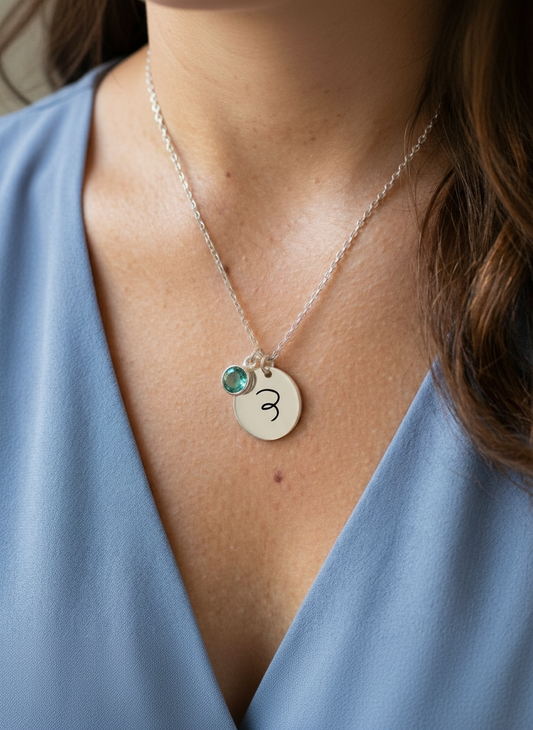 שרשרת עיגול כסף עם חריטה של אות ראשונה של שם