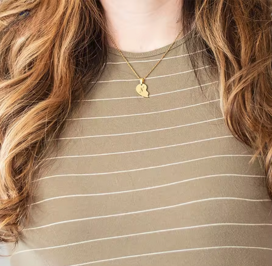 שרשרת זוג תליונים מחוברים זהב עם חריטה אישית – קשר שמחבר לבבות