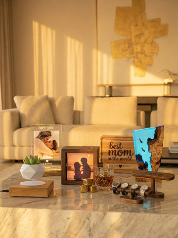 זוג צעיר נותן מתנת חג לבת משפחה מבוגרת בסלון בית, מתנות אישיות ודרים גיפטס