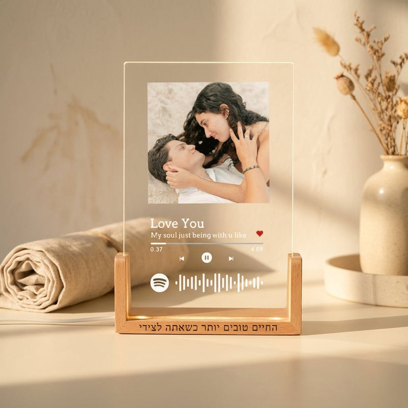 מנורה מוארת עם תמונה זוגית, טקסט אהבה וקטע שיר מותאם אישית מגאדג'ט למתנה רומנטית