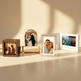 מסגרת תמונה אקרילית שקופה עם תמונת סלפי של שתי נשים, לצד ספרים וזר פרחים