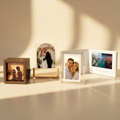 מסגרת תמונה אקרילית שקופה עם תמונת סלפי של שתי נשים, לצד ספרים וזר פרחים