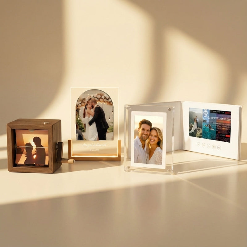 מסגרת תמונה אקרילית שקופה עם תמונת סלפי של שתי נשים, לצד ספרים וזר פרחים