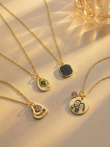 זוג מחויך לובש תכשיטי פנינים אישיים, מתנות יוקרתיות וחדשניות מדרים גיפטס