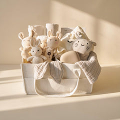 קופסת מתנה בהירה עם צעצועי בד ורכים לתינוק, כולל בובות ארנבים ובובת דוב רכה, מתנות מושלמות לתינוקות