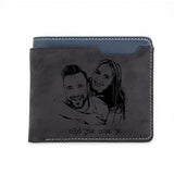 ארנק עור כהה עם חריטה אישית של זוג מחייך וטקסט בעברית 'אני אוהב אותך לנצח'