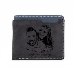 ארנק עור כהה עם חריטה אישית של זוג מחייך וטקסט בעברית 'אני אוהב אותך לנצח'