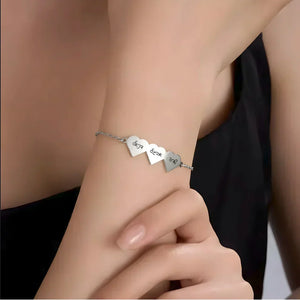 צמיד כסף עם שלושה לבבות חרוטים בשמות, מתנה אישית עדינה ואלגנטית מדרים גיפטס