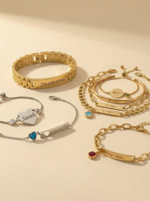 זוג מחזיקים ידיים לובשים צמידים מהודרים מתנות אישיות דרים גיפטס