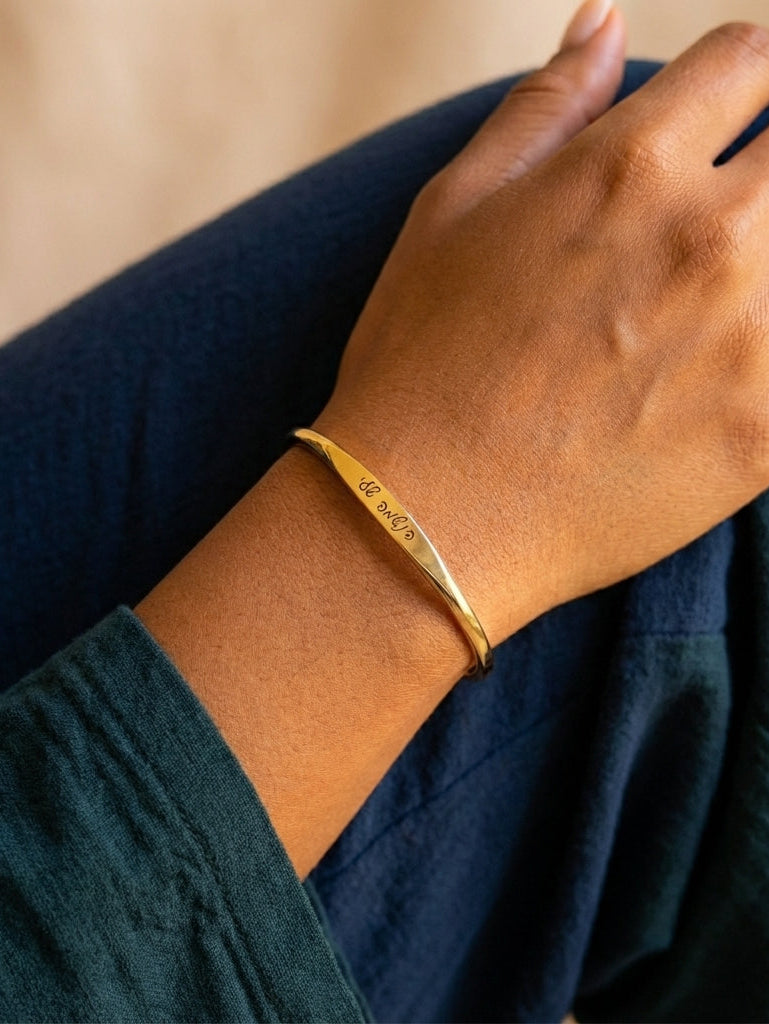 צמיד מתנה זהב יוקרתית עם חריטת משפט לאישה Dream Gifts