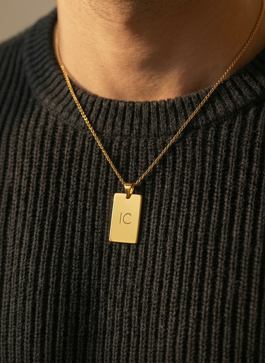 שרשרת מלבנית עם חריטה על האות הראשונה של השם - זהב