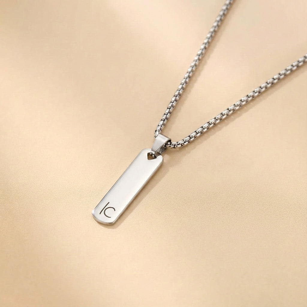 שרשרת תליון מלבנית עם חריטה אישית של אות השם