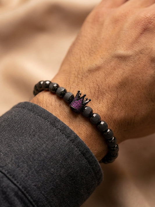 צמיד חרוזים לגבר עם תליון כתר ,מתנה לגבר - שחור