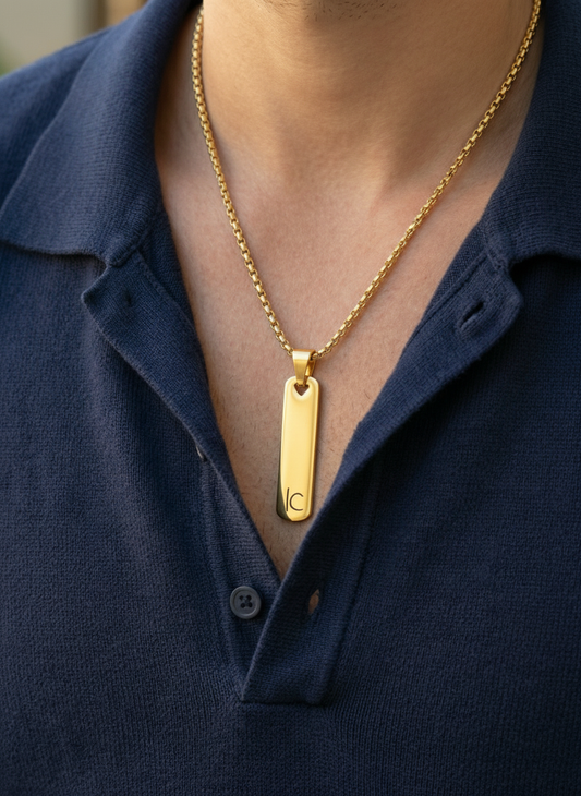 שרשרת תליון מלבנית עם חריטה אישית של אות השם - זהב