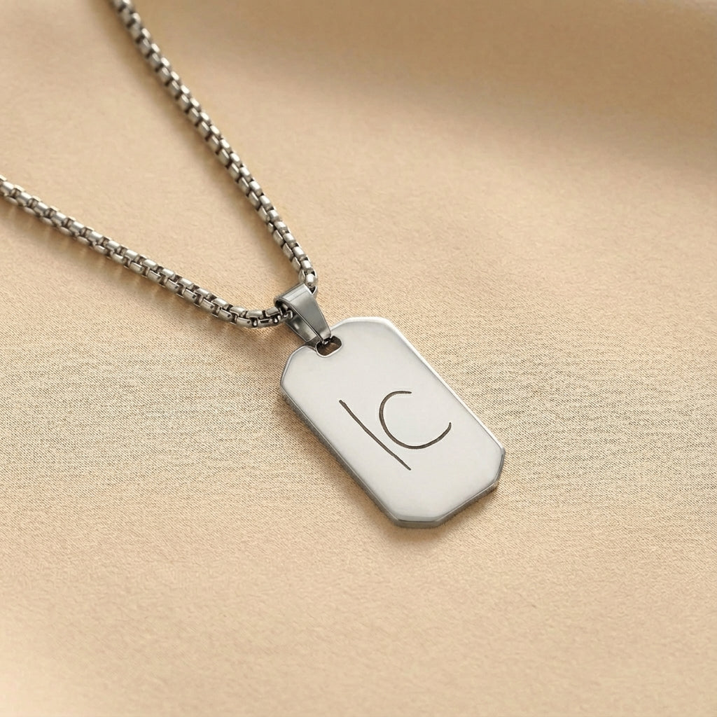 שרשרת לדבר מתומנת עם חריטה באותיות ראשונות של השם