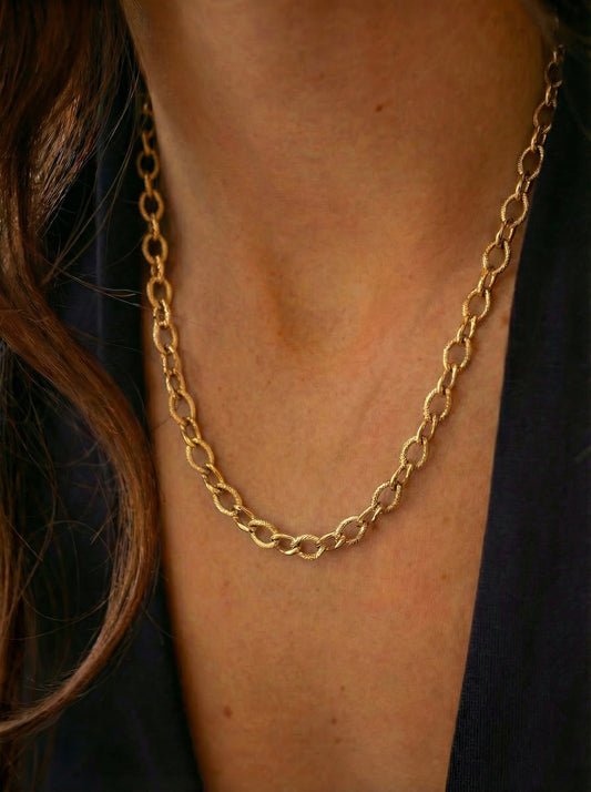 שרשרת חוליות בטקסטורה מסולסלת – שרשרת לולאות אובליות במראה וינטג' | תכשיט בעיצוב חבל קלוע לאישה - זהב