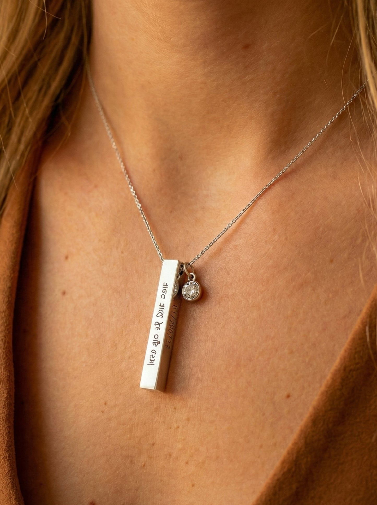 שרשרת לאישה אנכית חרוטה בהתאמה אישית