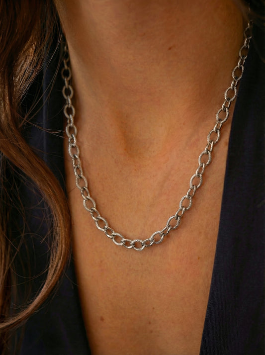 שרשרת חוליות בטקסטורה מסולסלת – שרשרת לולאות אובליות במראה וינטג' | תכשיט בעיצוב חבל קלוע לאישה - כסף