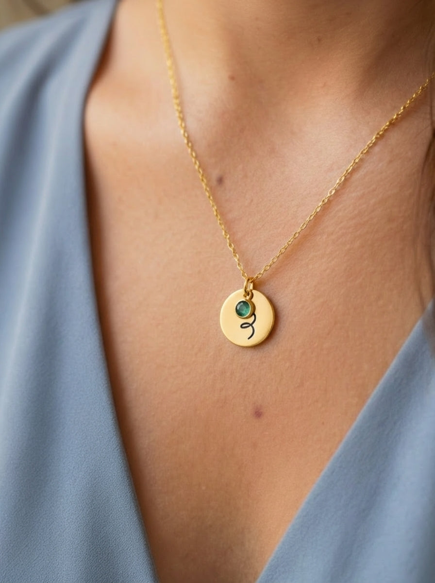 שרשרת עיגול כסף עם חריטה של אות ראשונה של שם Dream Gifts