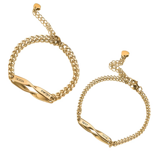 צמיד זוגי זהב עם טוויסט אהבה ועיצוב חריטה אישית