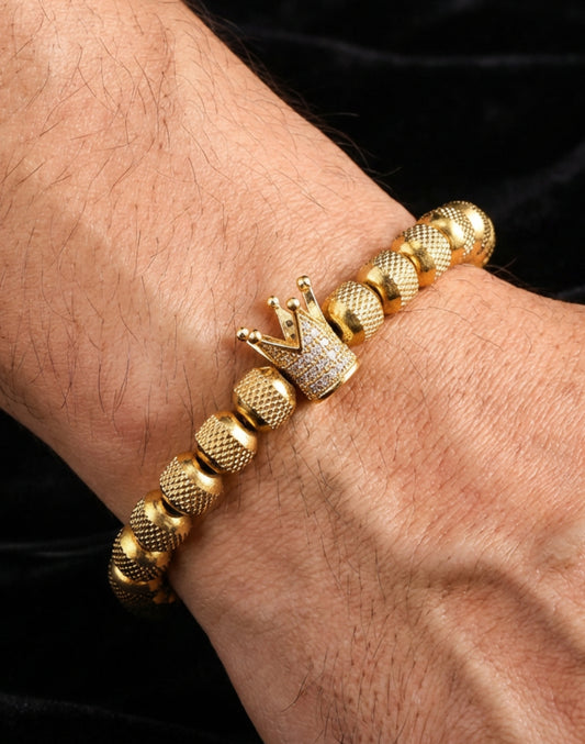 צמיד חרוזים לגבר עם תליון כתר ,מתנה לגבר - זהב