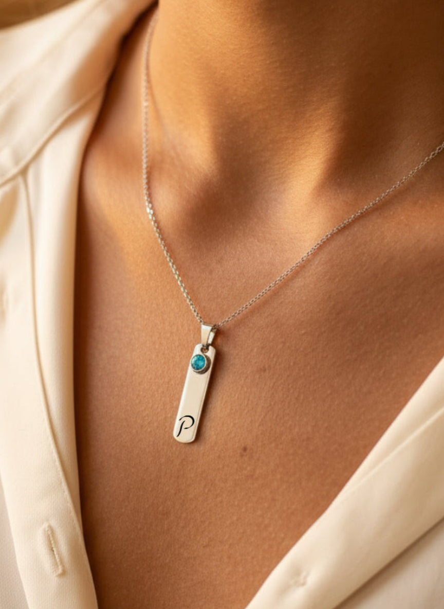 שרשרת תליון מלבנית עם חריטה אישית של אות השם Dream Gifts