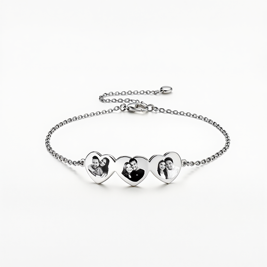 צמד לבבות מחוברים עם חריטה של 2 ,3 או 4 תמונות אישית – מתנה משפחתית מושלמת לאמא ,לאישה עם תמונה שלילדים